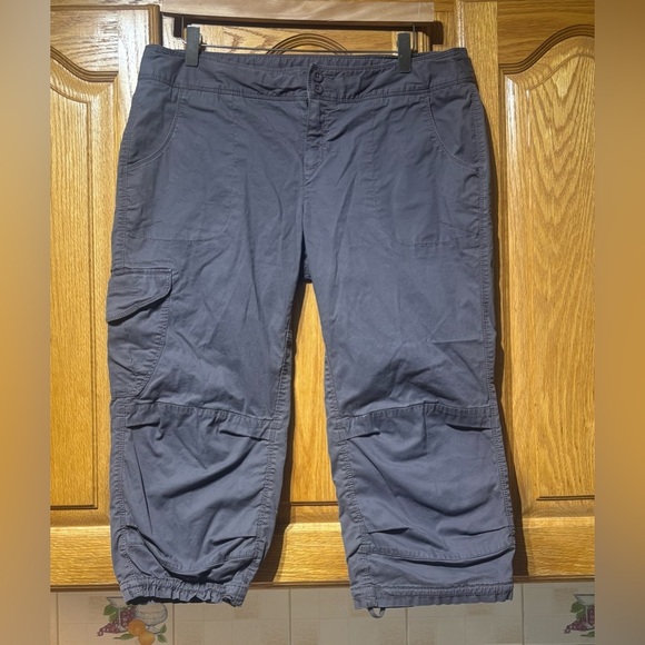 The North Face TNF Women's Dark Gray Capri Hiking Trail Cargo Pants Size 12 EUC - Picture 1 of 10